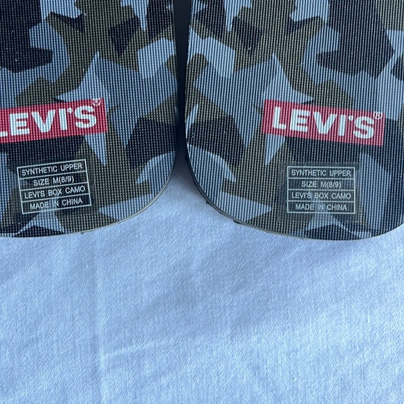 BRAND NEW! Size M(8-9) Levi’s Camo Flip Flops - Picture 2 of 5